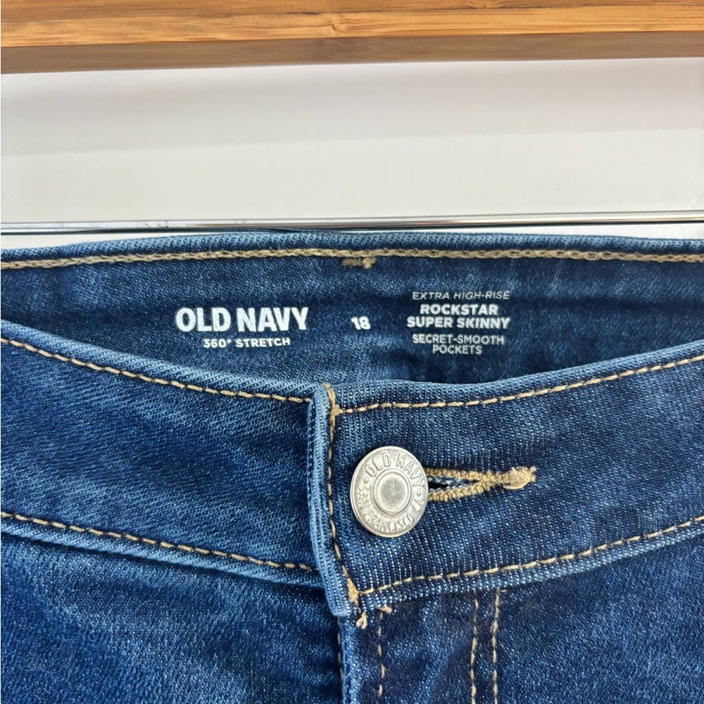 Old Navy Women's 360• Stretch Extra High Rise Rockstar Super Skinny Raw Hem Jean - Picture 5 of 7